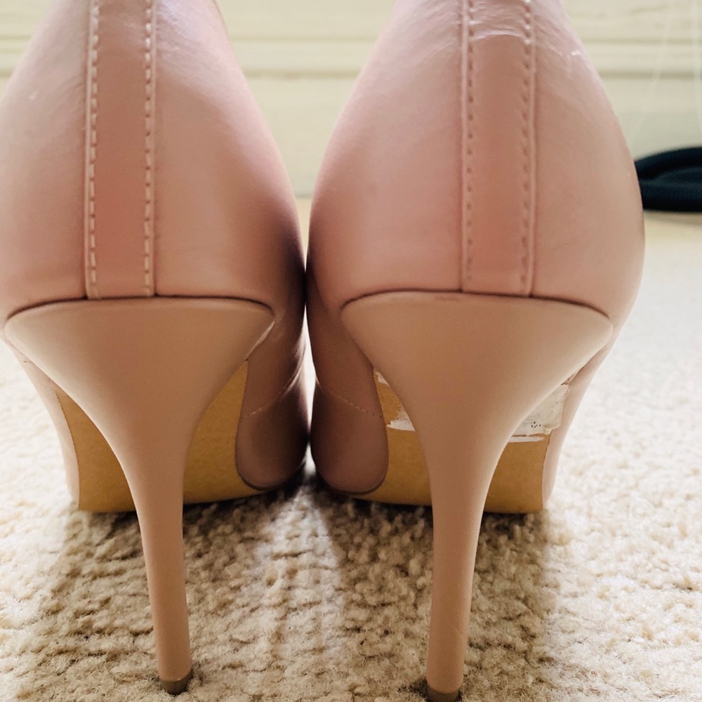 Nude pumps